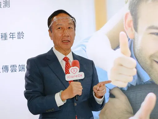 四叉貓嗆「郭董哪敢得罪我」！　登門嗆問郭台銘「請支持高虹安」說不出口？　