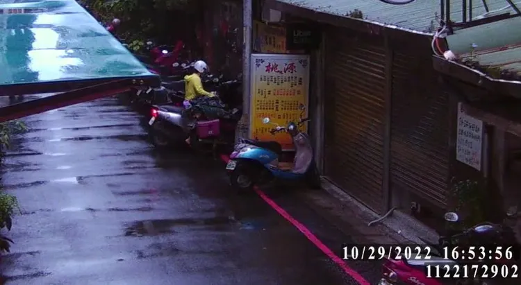 張女準備停機車。新店警分局提供