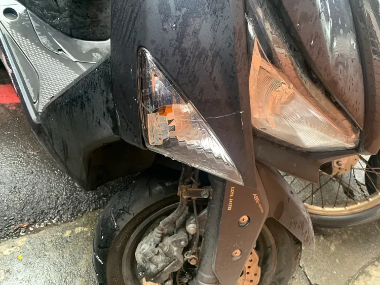 祁女機車右側車身發現刮痕。新店警分局提供