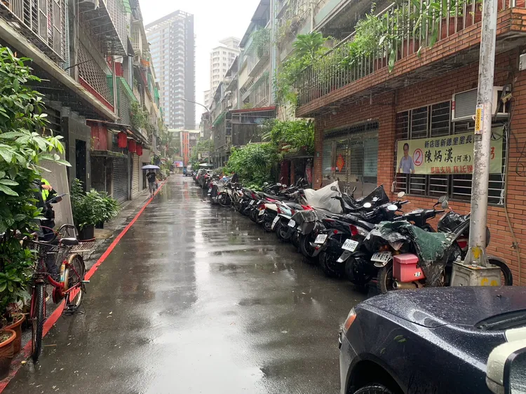 祁女當時將機車停在新店區中華路這處巷弄內。新店警分局提供