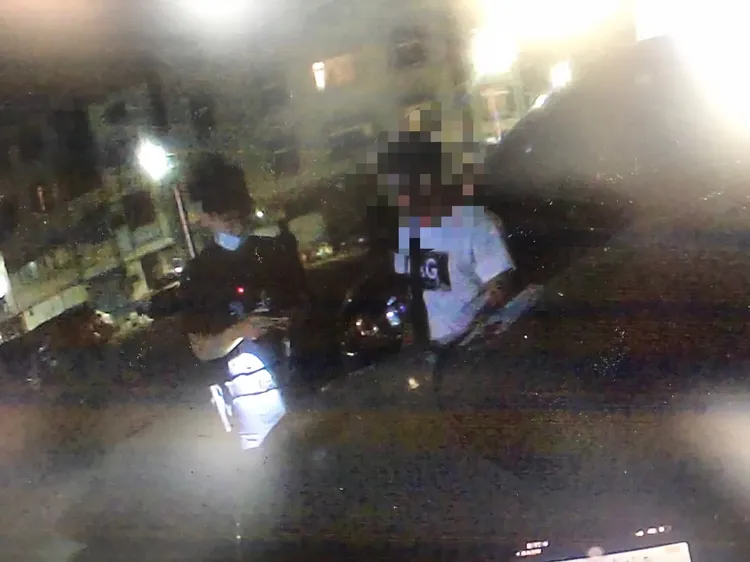 警方詢問楊姓男子（穿白上衣者）事發經過。讀者提供