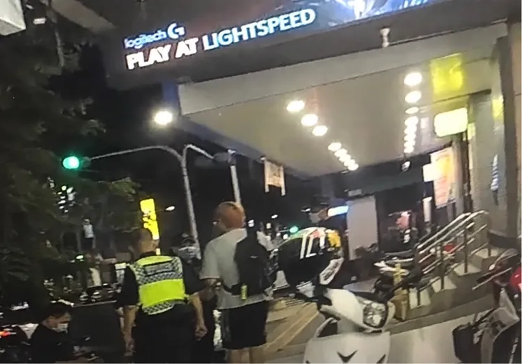 警方到場後，向謝姓男子（右1）詢問案發經過。讀者提供