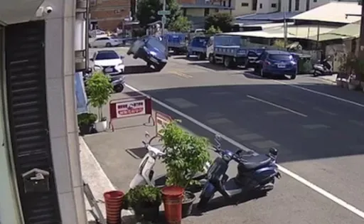 轎車撞到「2輪浮舉」滑行　影片曝光！5機車也遭殃