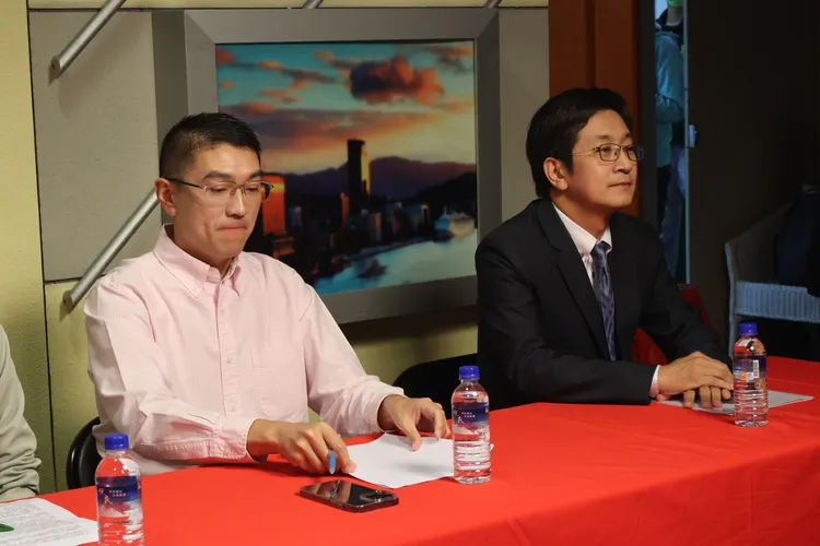 謝國樑和蔡適應雖坐在一起，卻沒有互動。戴之聖攝