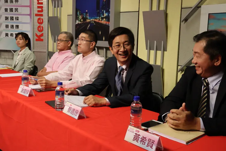 蔡適應在辯論之前與隔壁的黃希賢相互聊天。戴之聖攝