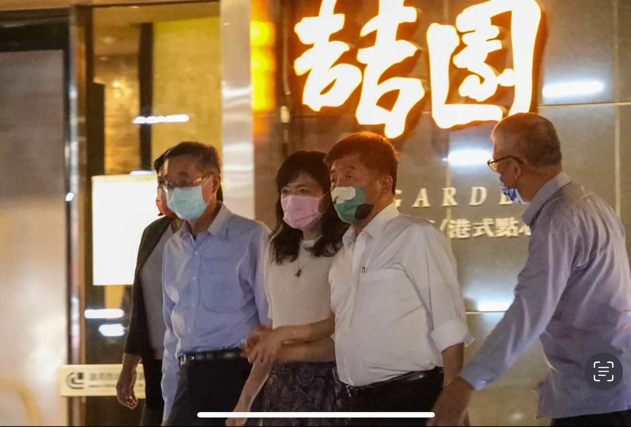 民進黨台北市長參選人陳時中被拍到與一名已婚女子牽手。翻攝徐巧芯臉書