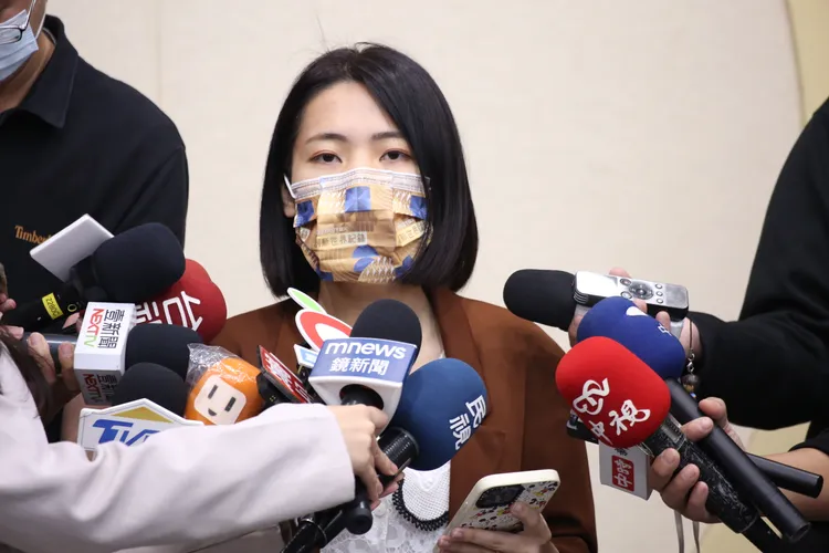 台北市議員徐巧芯今於議會針對陳時中摟抱是見受訪。張哲鳴攝