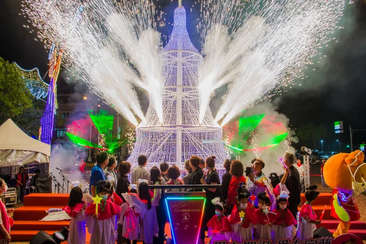 「2022蘭陽越夜越美麗-蘭陽歡樂迎耶誕」燈飾展示期間，晚間會舉行多場音樂燈光秀。縣府提供