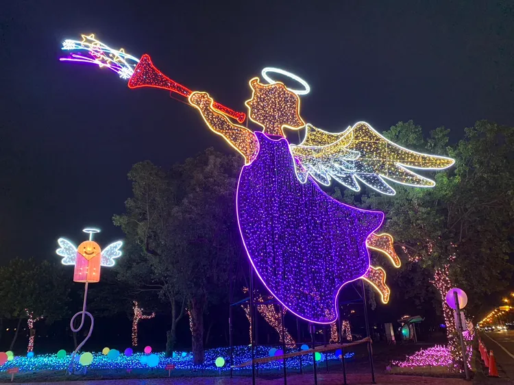 「2022愛在聖誕 愛在宜蘭」系列活動，今年全宜蘭12鄉鎮都有聖誕燈車遊行，12月18日至25日在全縣各地舉辦燈車報佳音遊行活動，聖誕節當天將在宜蘭運動公園舉辦聖誕音樂晚會。縣府提供