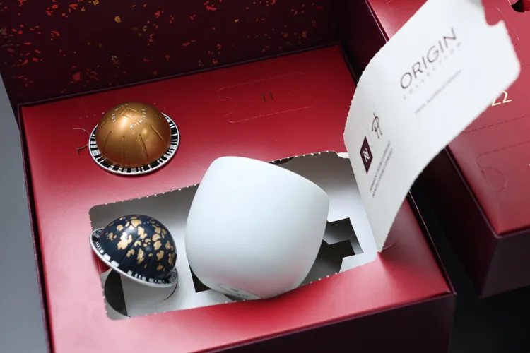 第24天大驚喜，我們開箱是個白色咖啡杯。翁玉信攝