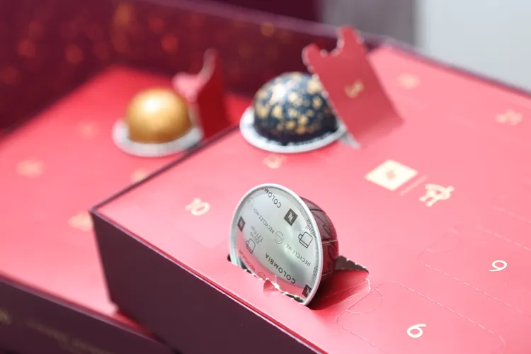 每個小方格中都有不同口味的咖啡膠囊，包含三款聯名節慶限量咖啡。翁玉信攝