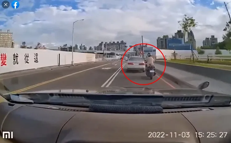 機車嫌前方轎車太慢，一直狂按喇叭。翻攝爆料公社