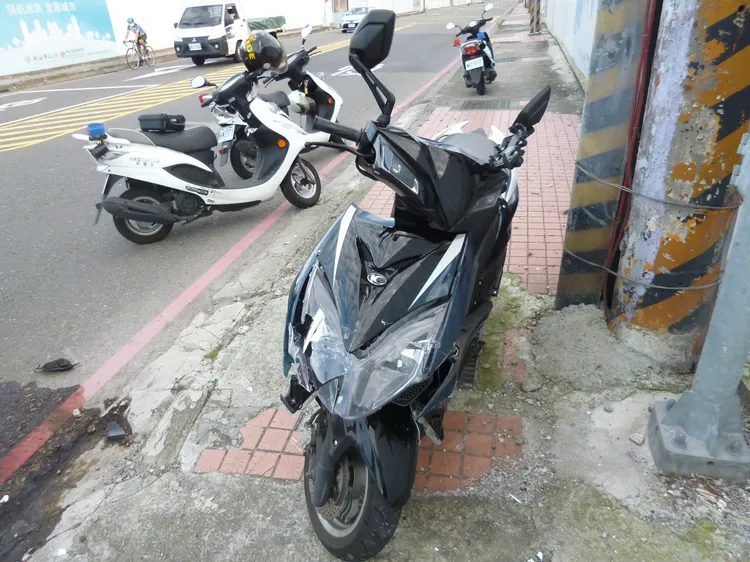 騎士的機車遭撞擊後毀損。翻攝畫面