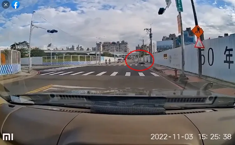 轎車撞擊後逃逸。翻攝爆料公社