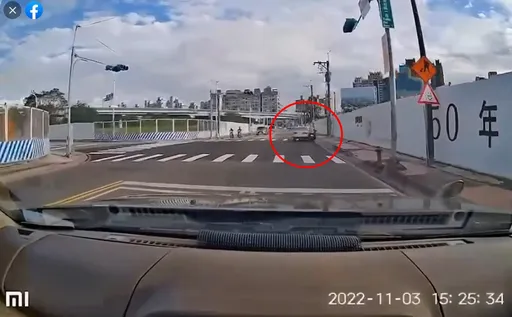 轎車開太慢後方機車狂按喇叭　駕駛「惱怒」撞飛騎士後逃逸