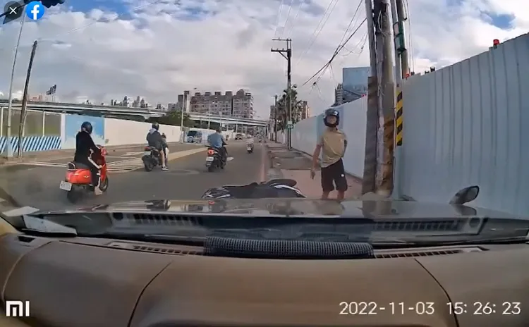 騎士在被撞後站起來求助。翻攝爆料公社