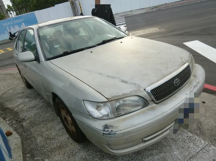 呂男所駕駛的肇事轎車。翻攝畫面