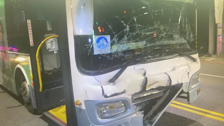 公車的車頭毀損狀況。讀者提供