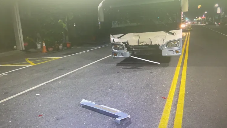 公車的前保險桿斷裂掉落。讀者提供