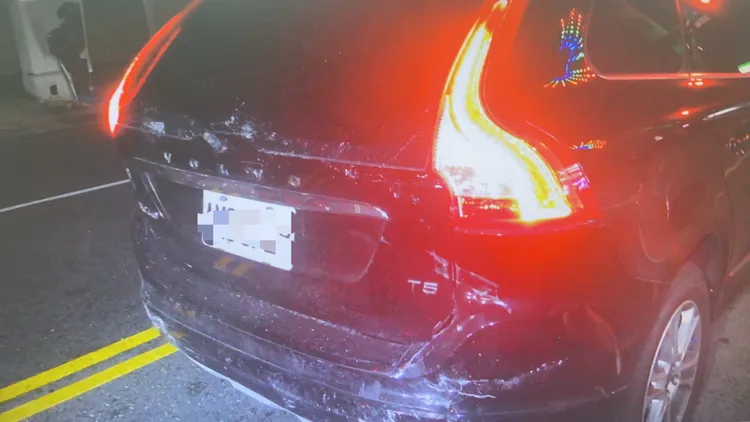 Volvo XC60休旅車的車尾受損。讀者提供