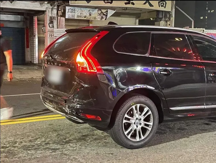Volvo XC60休旅車的車尾受損。讀者提供