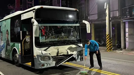 高雄深夜對決!公車撞到「掉下巴」 網友見照嘆:不愧是瑞典坦克