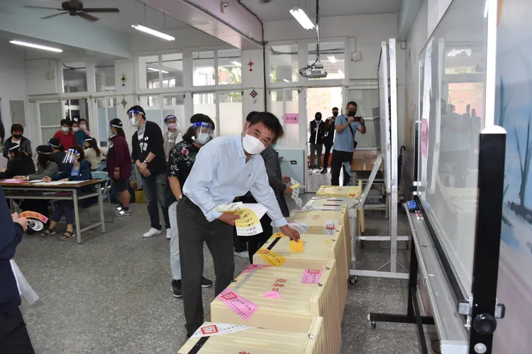 無黨籍縣長候選人鍾東錦穿自己星座的幸運色、青色完成投票。民眾提供