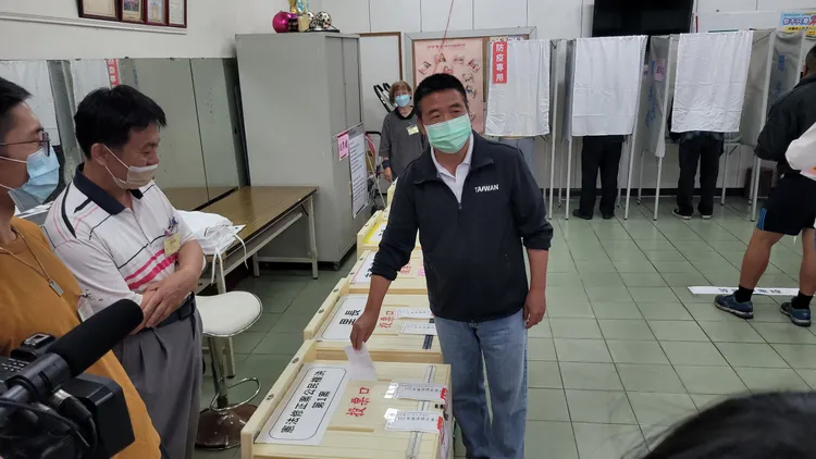 民進黨縣長候選人徐定禎完成投票。民眾提供