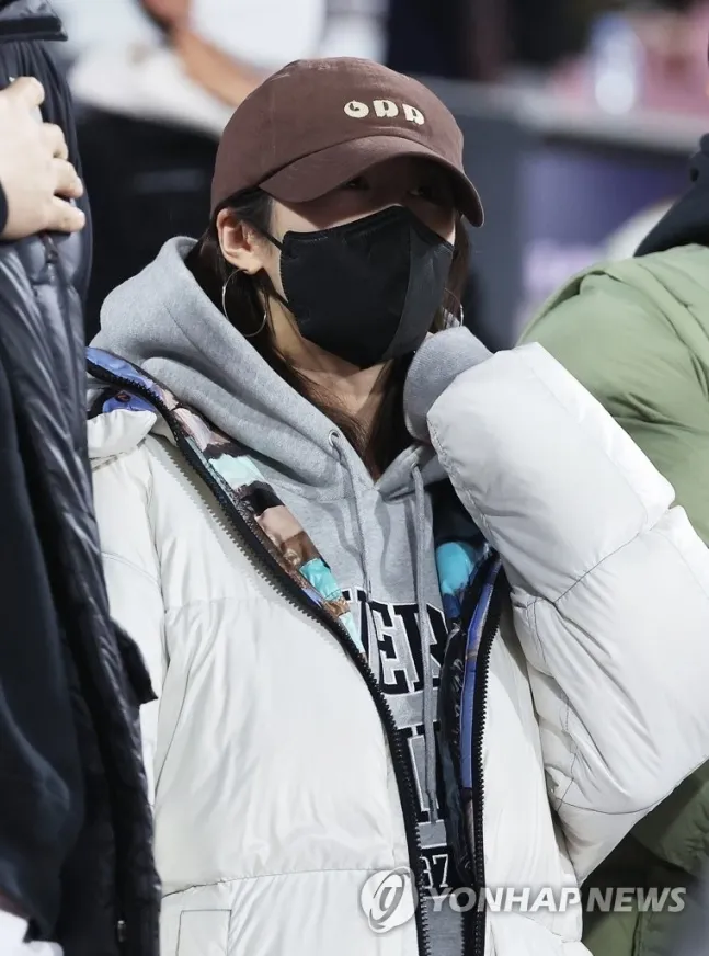 芝妍10月還到棒球場替黃載均加油。韓聯社