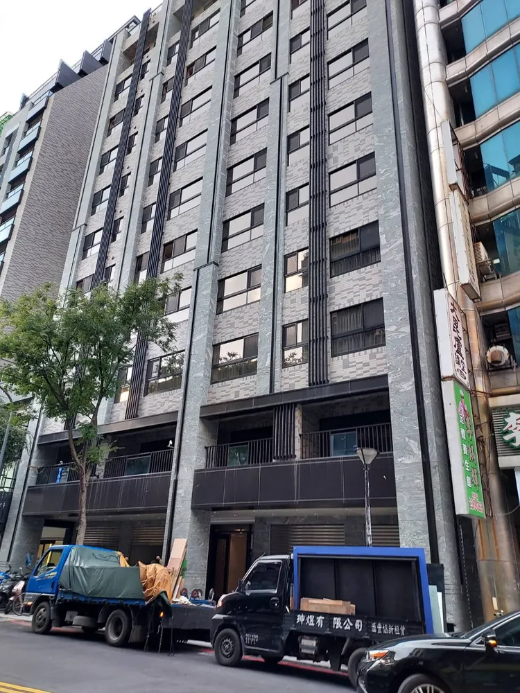 漢中街近年有部分社區賣房賺錢，例如預售大樓「榮耀西門」大約19.38坪的9樓戶，今年10月以總價1508萬元出售，持有2年多獲利大約80萬元。翻攝售屋平台