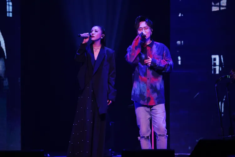 丁噹(左)和蕭秉治合唱。相信音樂提供