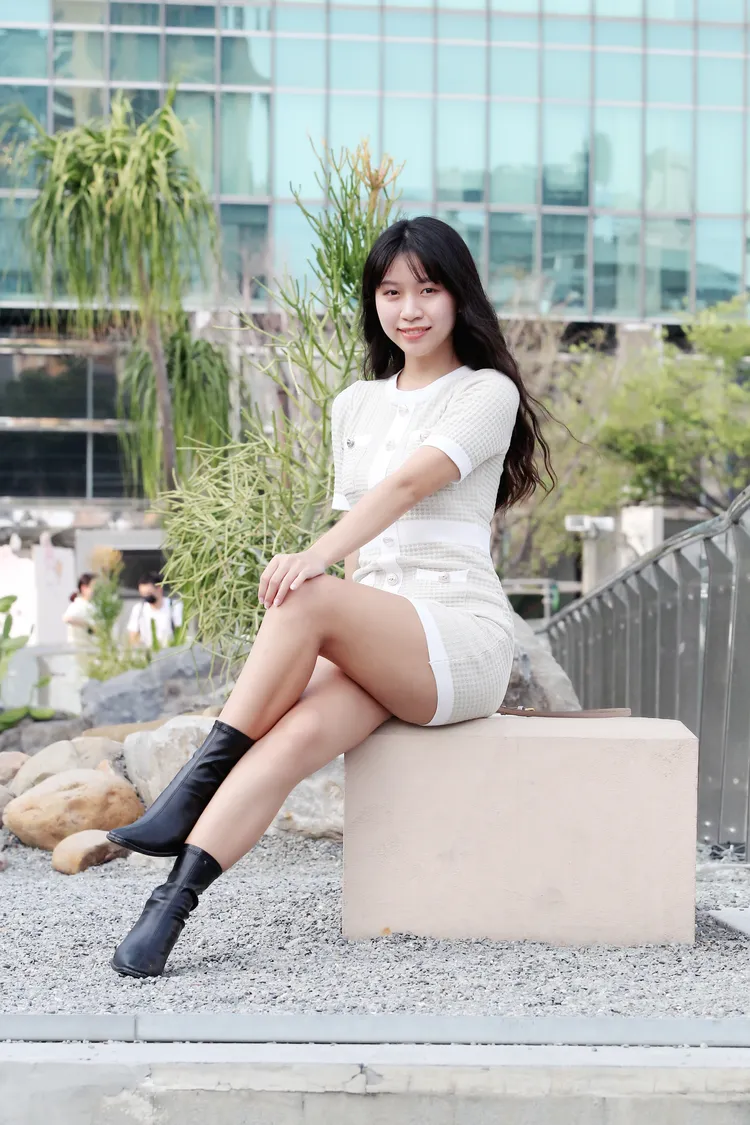 穿著打扮端裝小露美腿。張喆喜攝