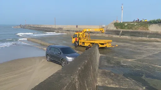釣客專注釣竿卻忘了它 潮水來了轎車險滅頂