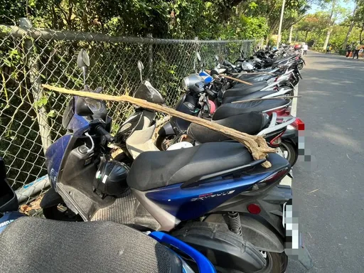 一張照揭「人猴戰」秘辛！機車上放木條　高雄人才懂的「我愛一條柴」