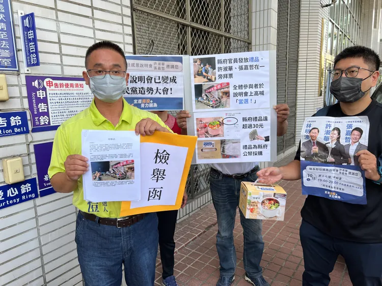 曾琮愷（左）否認關說，並表示是協助廠商改善問題。資料照