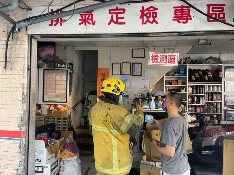 火勢熄滅後，消防人員在現場進行防火宣導。讀者提供