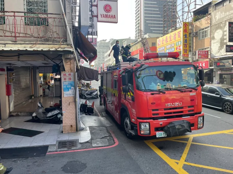 消防人員趕抵機車行進行搶救。讀者提供