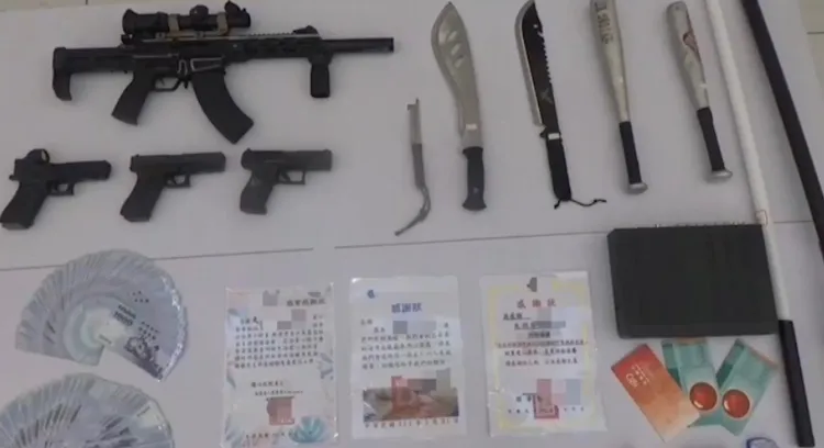 警方查扣證物。翻攝畫面