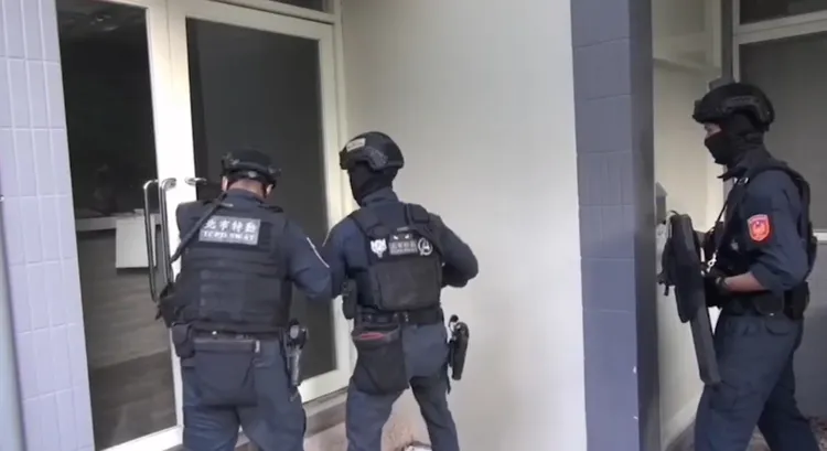 警方攻堅。翻攝畫面
