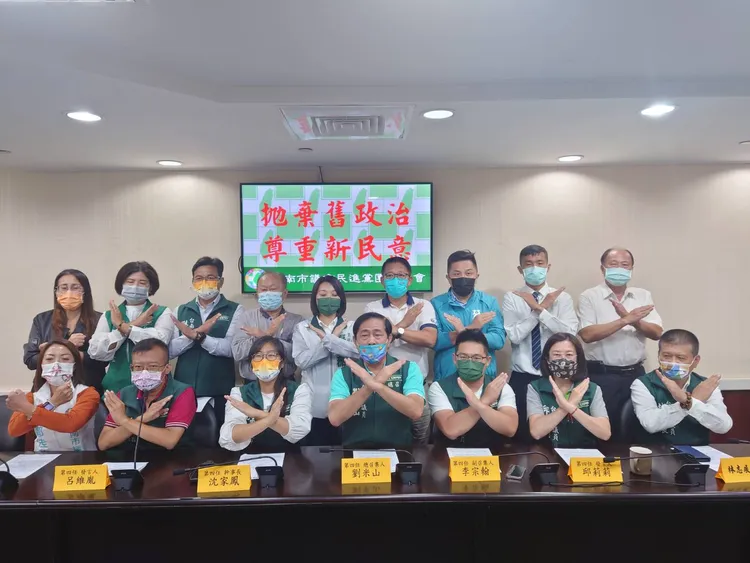 民進黨團總召劉米山(中)意外落馬。資料畫面