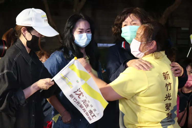 支持者無法接受，激動落淚。黃羿馨攝