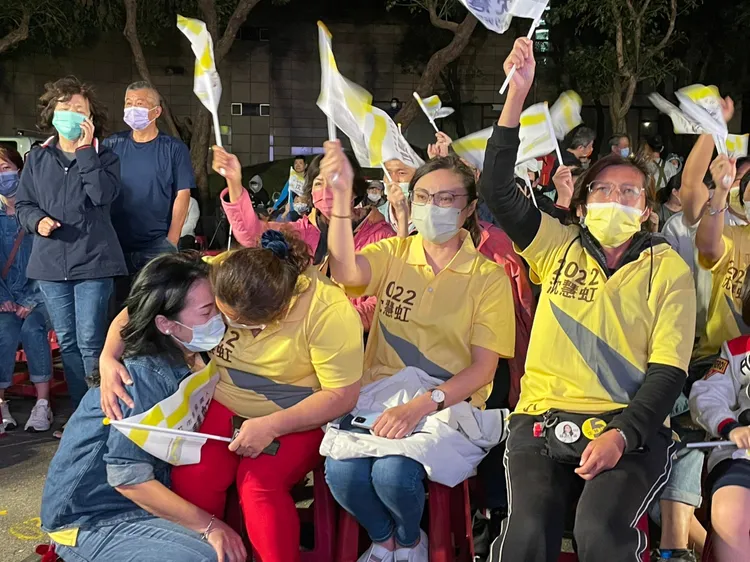 支持者無法接受落選事實，激動落淚。黃羿馨攝