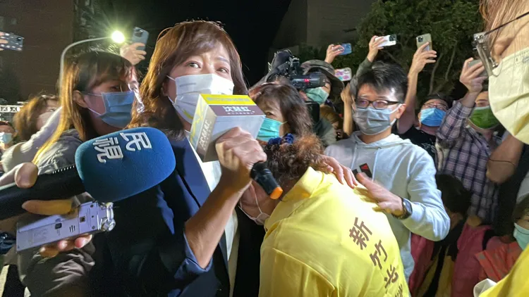 支持者無法接受落選事實，一度大喊不公平，沈慧虹也上前給予擁抱安撫。黃羿馨攝