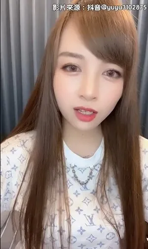 正妹對嘴廖老大的聲音，神模仿廖老大直播。