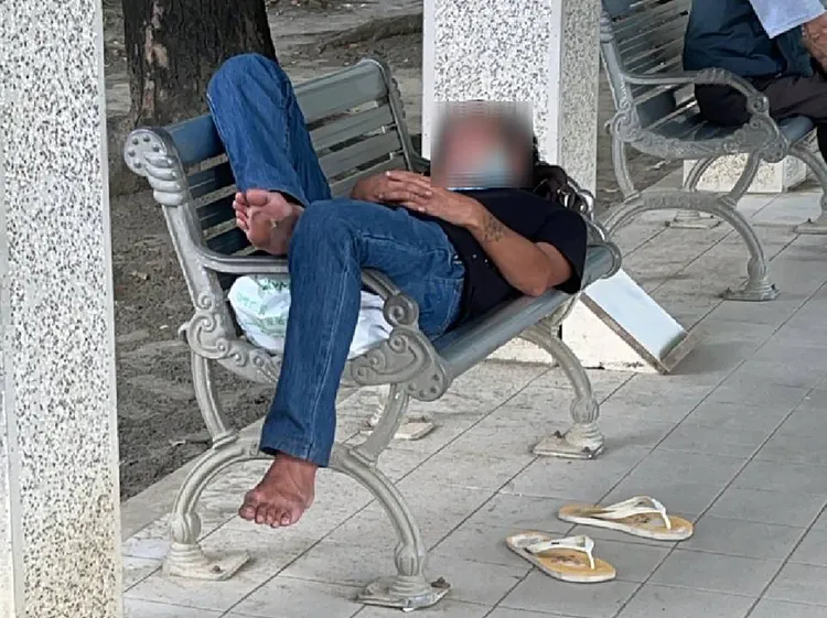 李男偷完車還在午睡，就被警方叫起。讀者提供