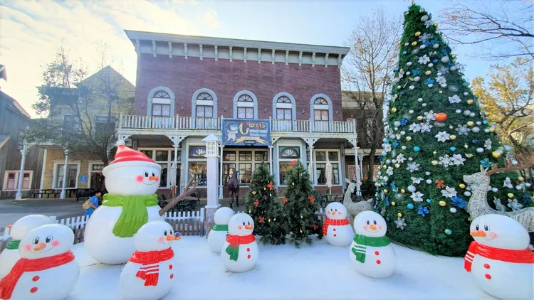 六福村主題樂園打造全新主題「童話耶誕」，耶誕村飄雪美景絕美登場。六福村提供