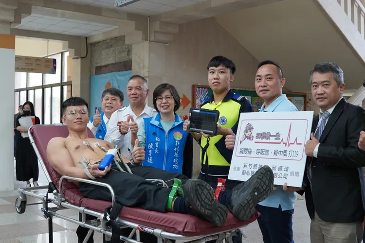 創心醫電董事賴昆賢，捐贈心電圖機。縣府提供