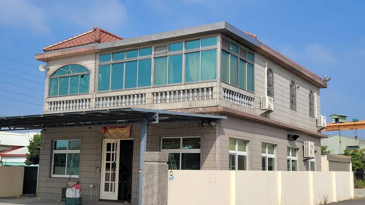 民進黨中執委郭再欽的公司遭轟58槍。劉榮輝攝