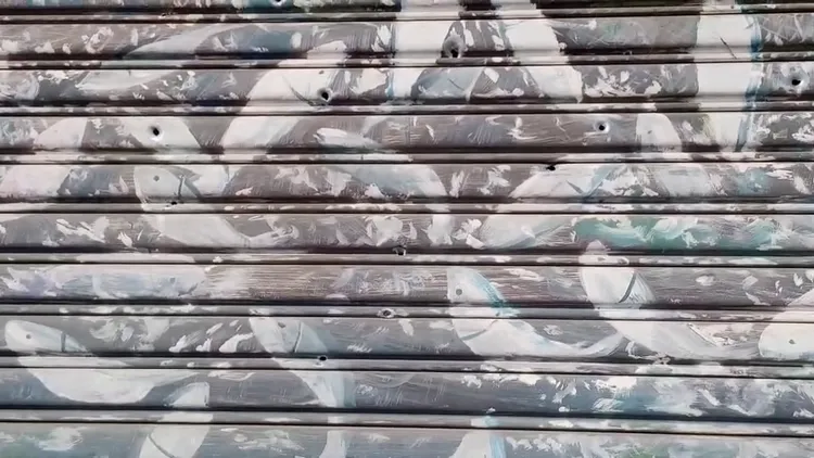 市議員競選總部的鐵門可見彈孔。劉榮輝攝