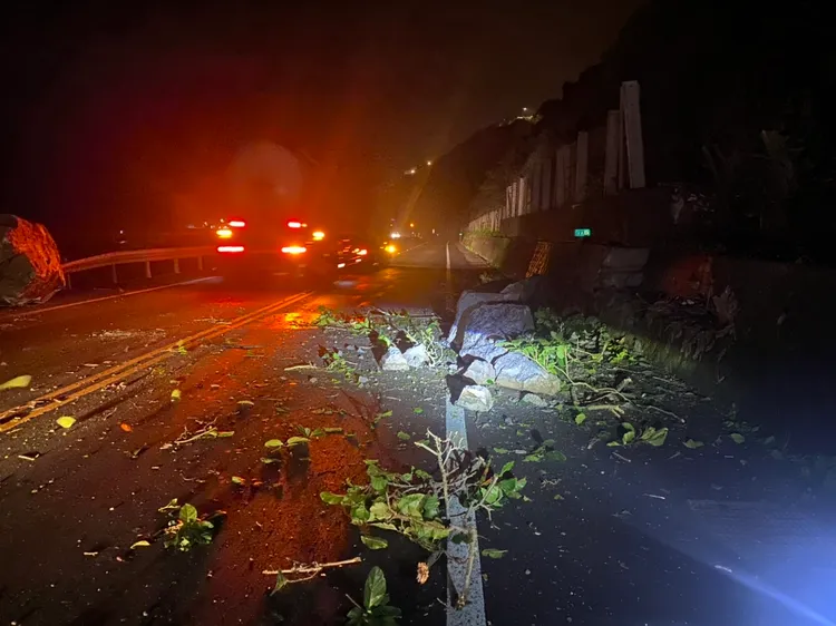 台2線濱海公路發生落石意外。翻攝畫面